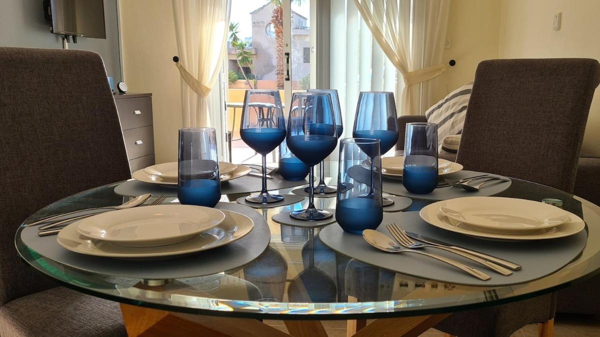 Sun Island Apartments 파포스 외부 사진