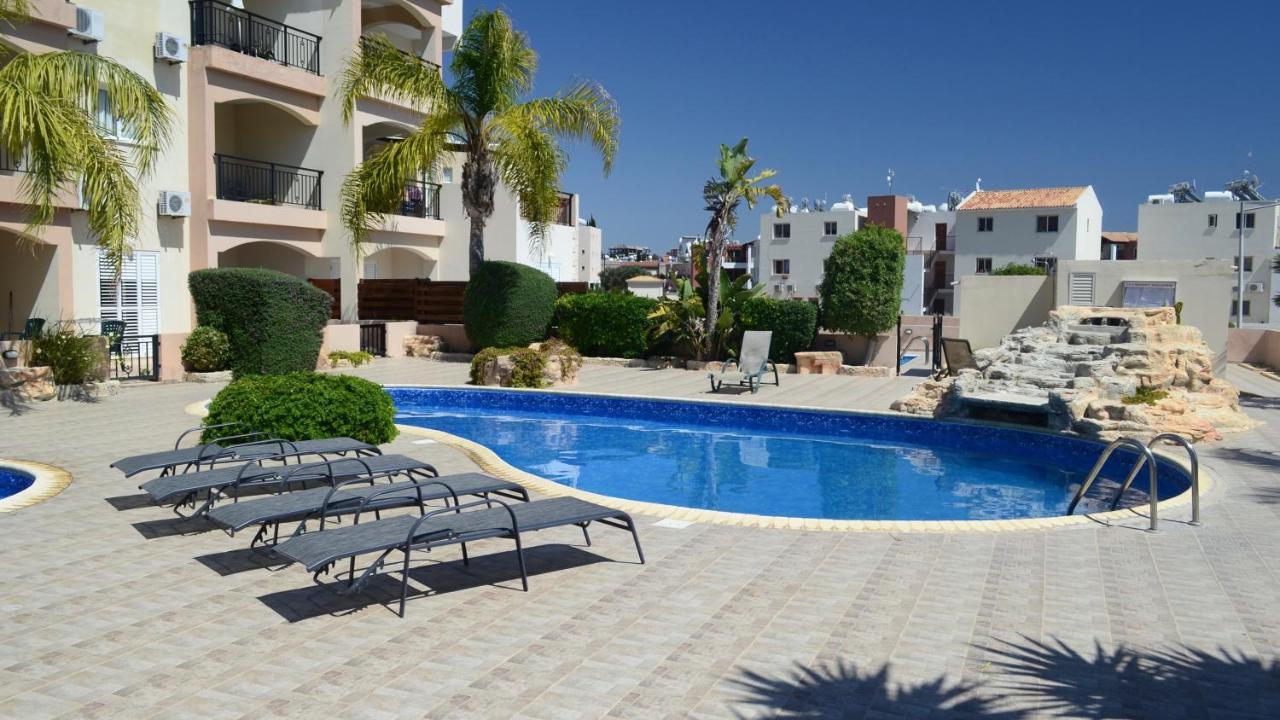Sun Island Apartments 파포스 외부 사진